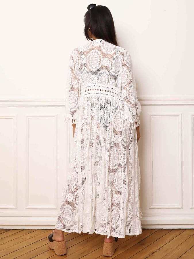 Kimono en dentelle blanche avec sequins et pompons