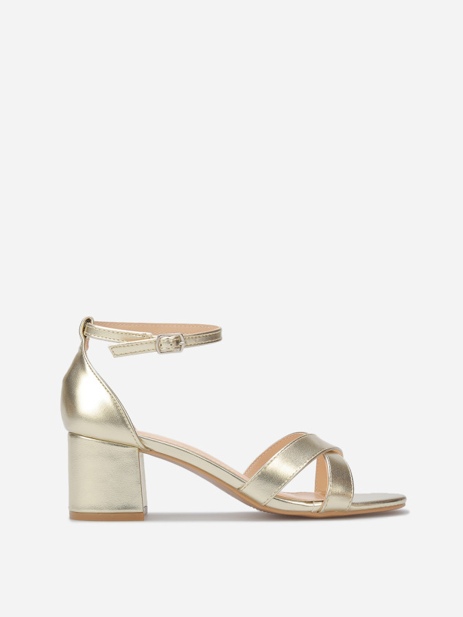Sandales dorées à talon et brides croisées – Chic intemporel | La Modeuse