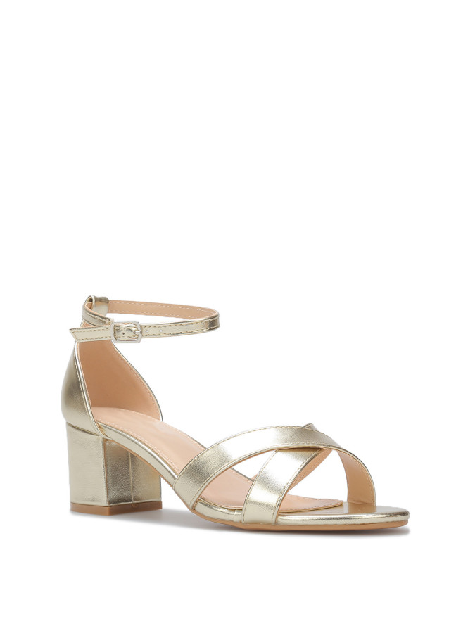 Sandales dorées à talon et brides croisées – Chic intemporel | La Modeuse