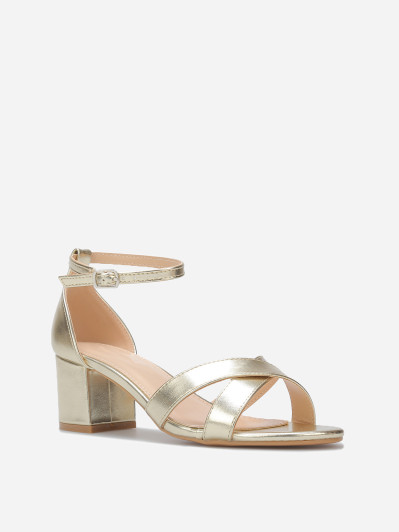 Sandales dorées à talon et brides croisées – Chic intemporel | La Modeuse