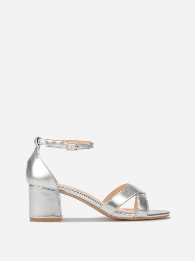 Sandales à talon carré avec brides croisées argentées