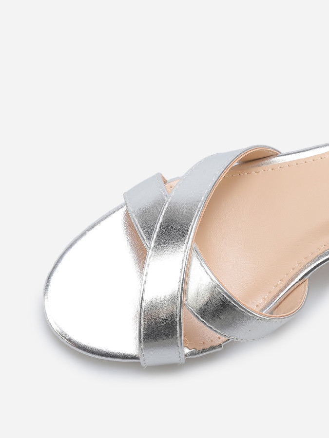 Sandales à talon carré avec brides croisées argentées
