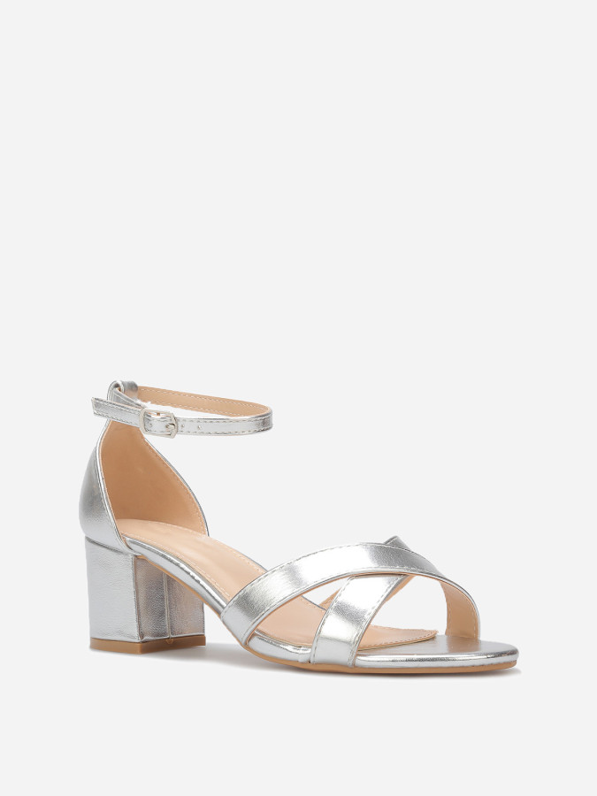 Sandales à talon carré avec brides croisées argentées