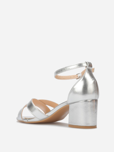 Sandales à talon carré avec brides croisées argentées