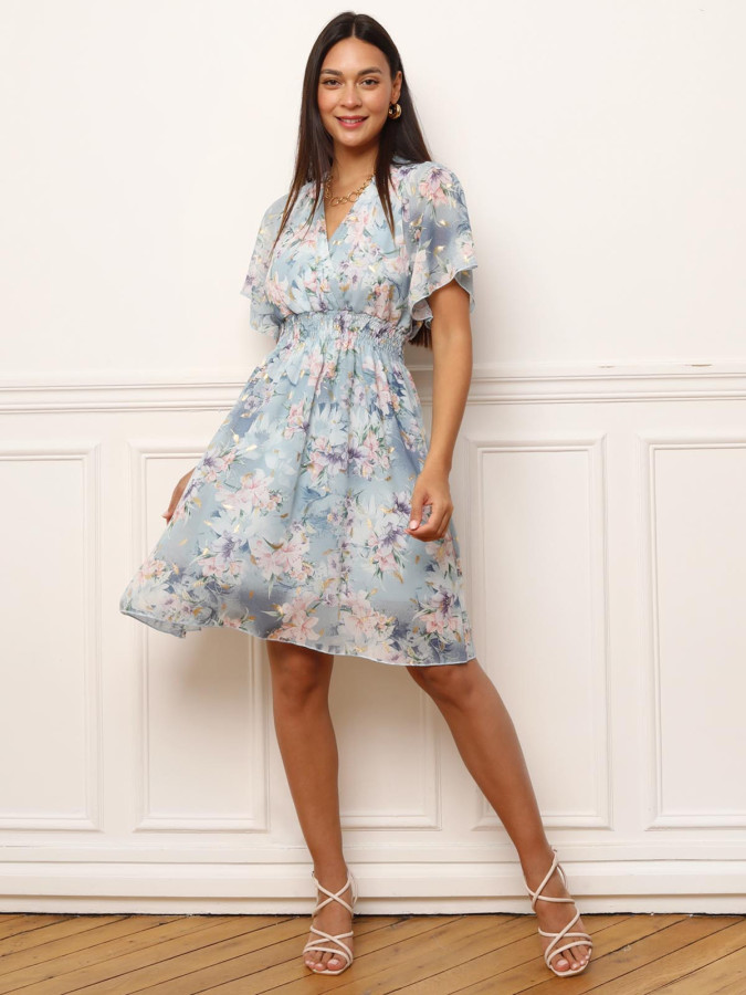 Robe bleue à imprimés fleurs et détails dorés