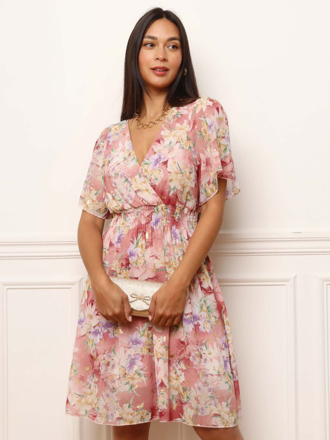 Robe rose à imprimés fleurs et détails dorés