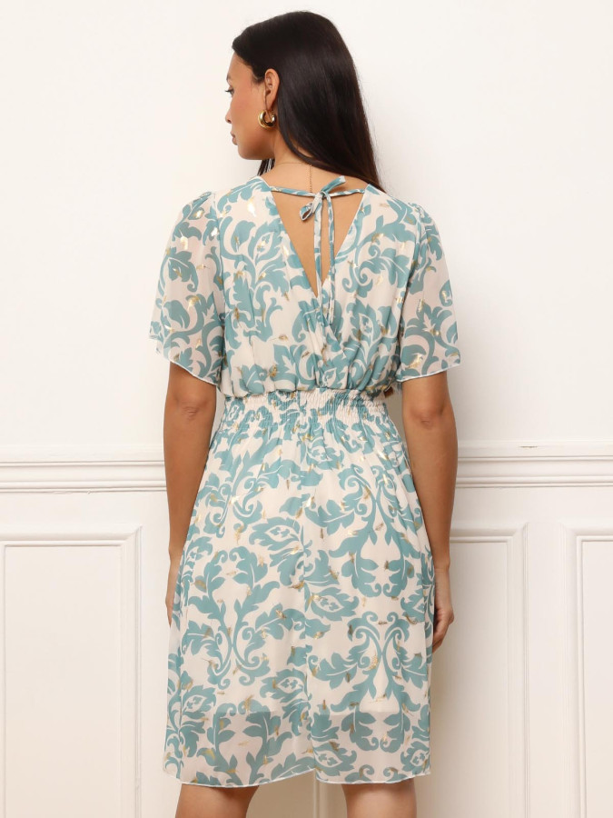 Robe verte à motifs baroques et détails dorés