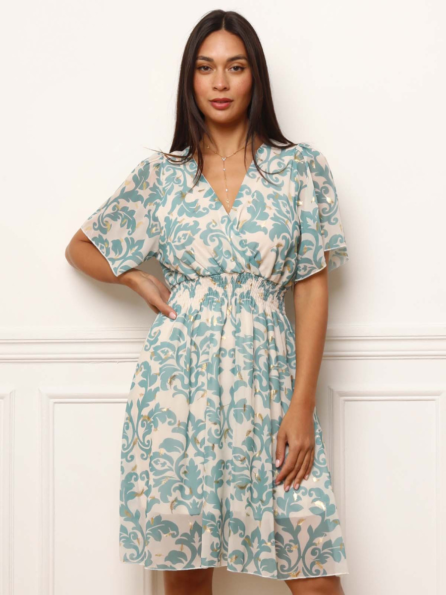 Robe verte à motifs baroques et détails dorés