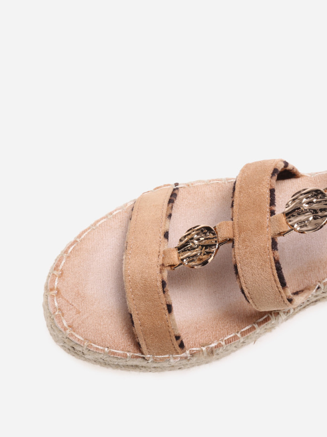 Sandales camel à brides en suédine et détail métallisé