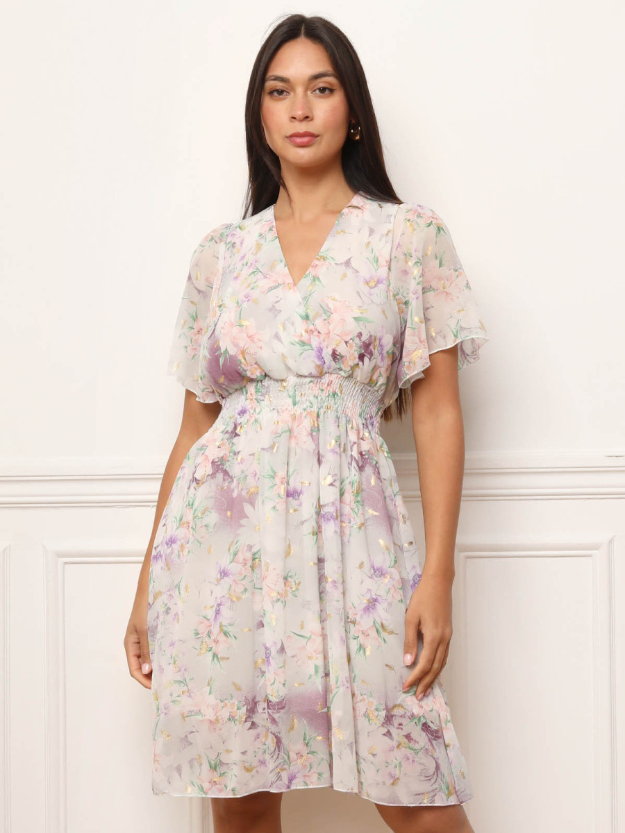 Robe blanche à imprimés fleurs et détails dorés