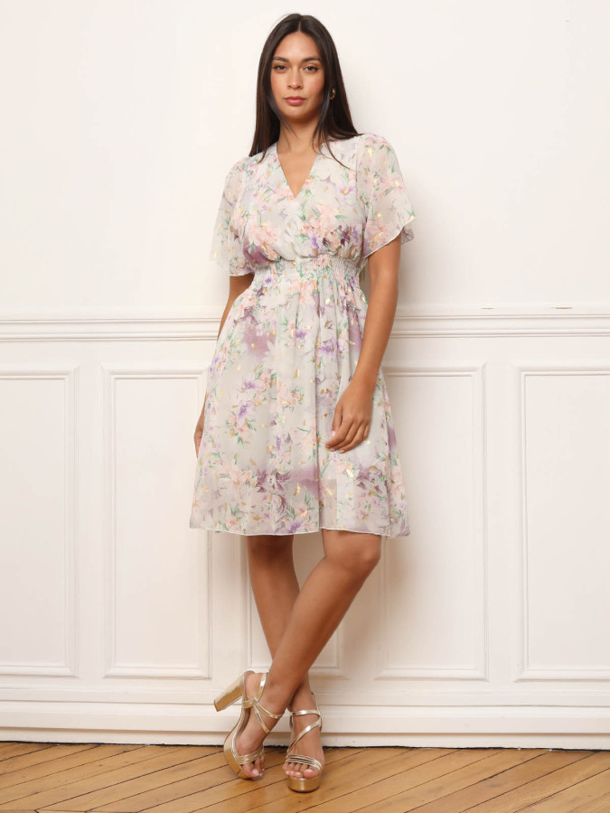 Robe blanche à imprimés fleurs et détails dorés