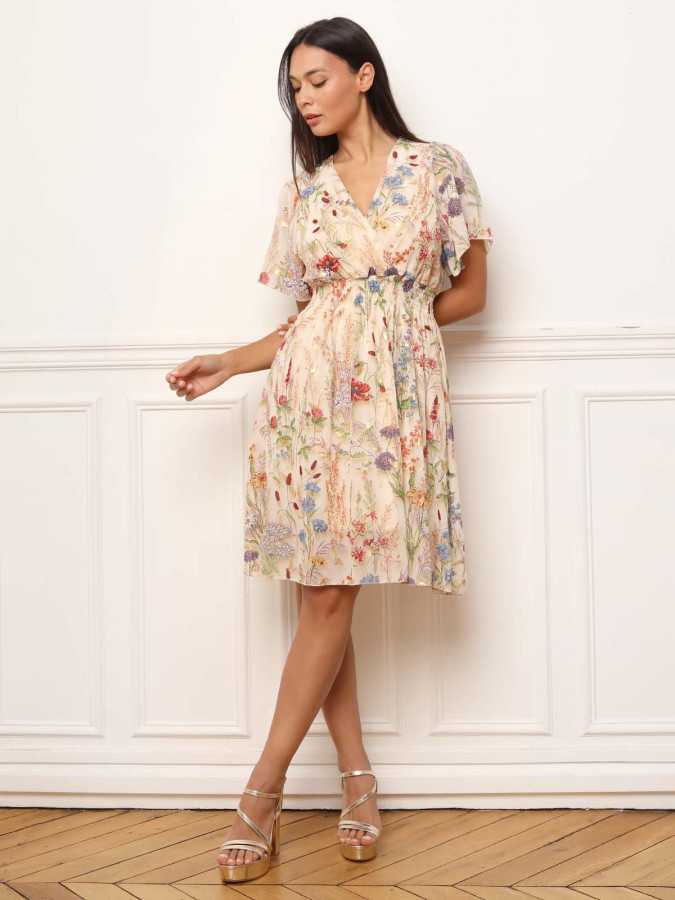 Robe beige à fleurs colorées et détails dorés