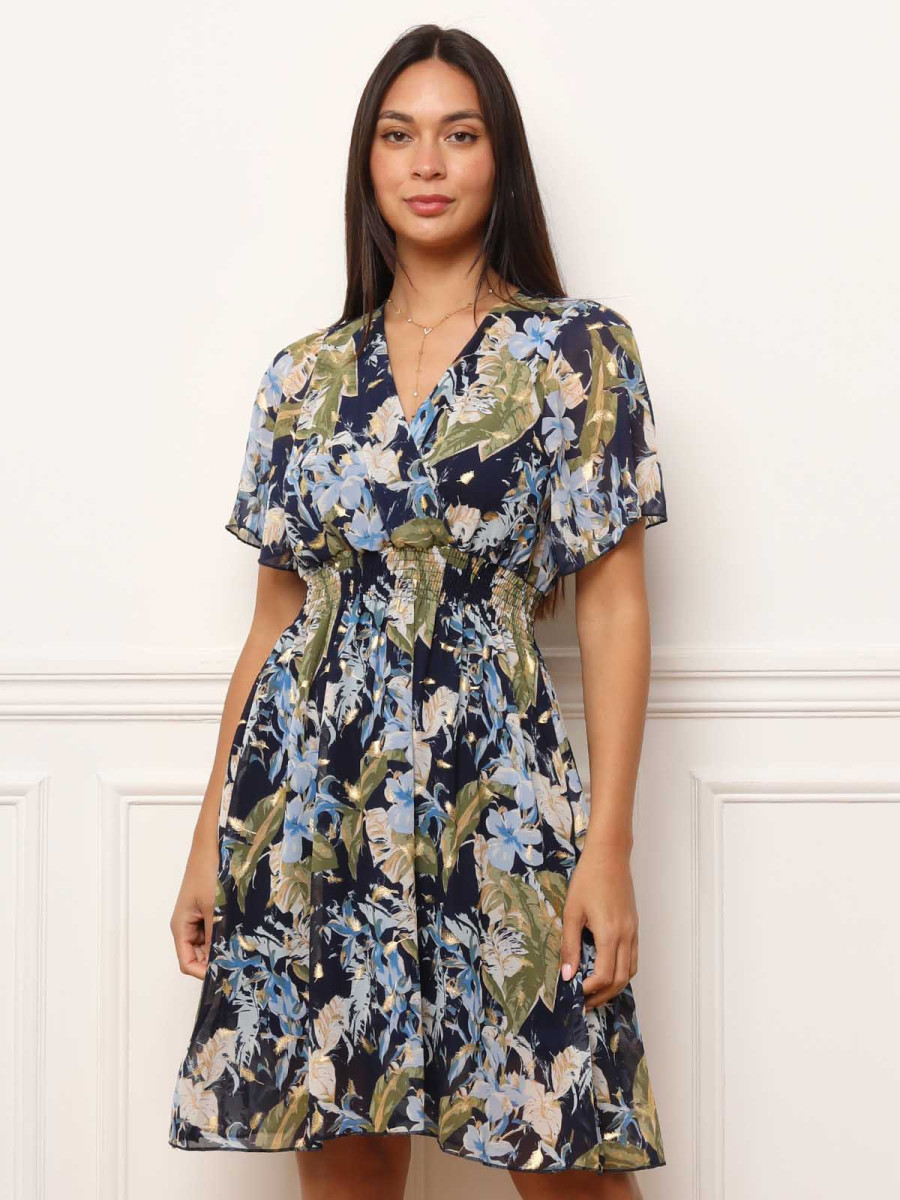 Robe bleue à motifs fleurs et détails dorés