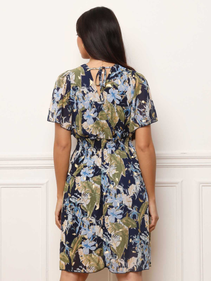 Robe bleue à motifs fleurs et détails dorés