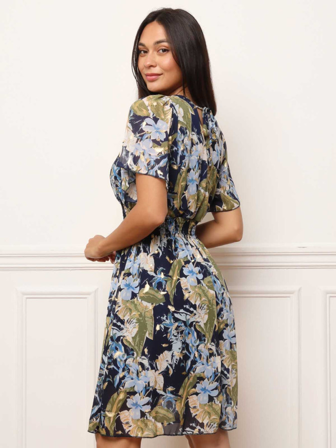 Robe bleue à motifs fleurs et détails dorés