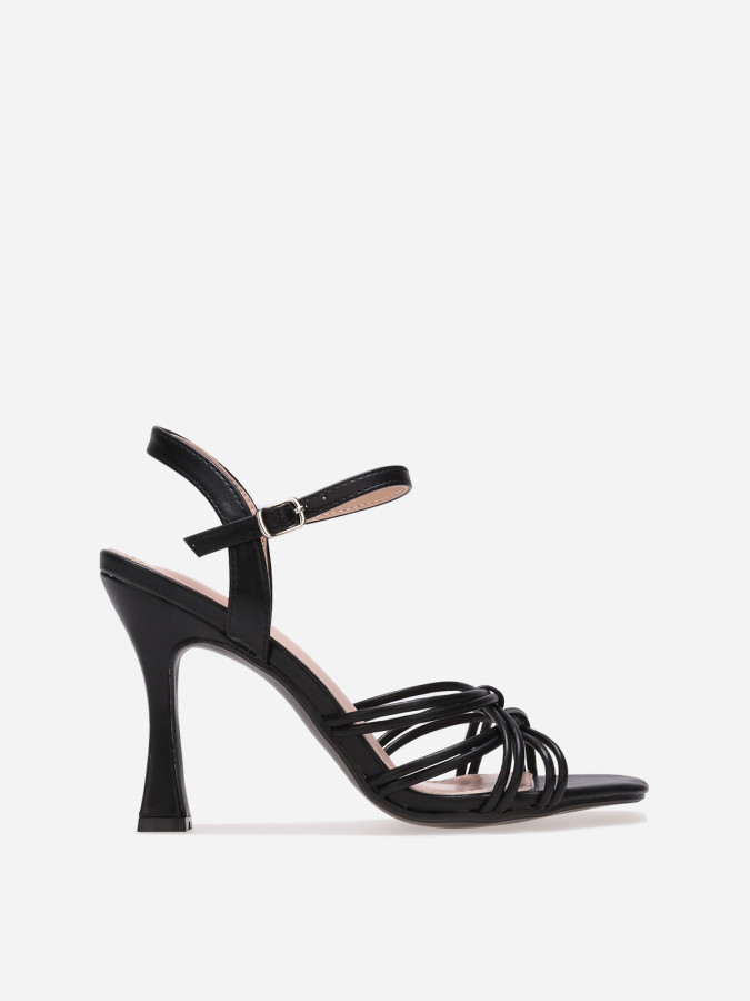 Sandales à talons noires et brides entrecroisées