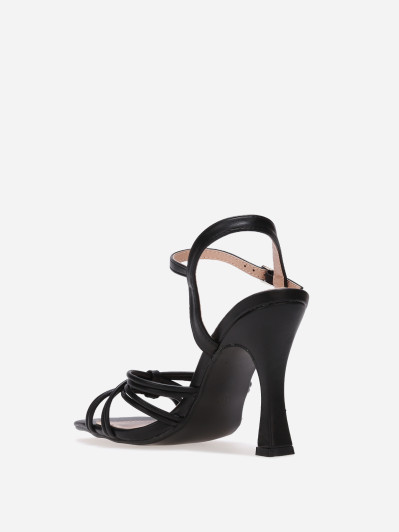 Sandales à talons noires et brides entrecroisées