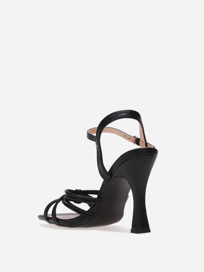 Sandales à talons noires et brides entrecroisées