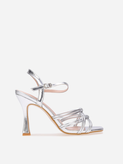 Sandales à talons argentées et brides entrecroisées