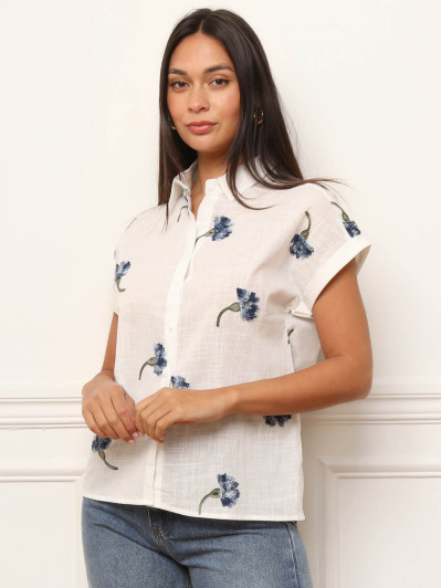 Chemise blanche texturée à fleurs brodées