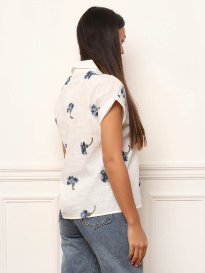 Chemise blanche texturée à fleurs brodées