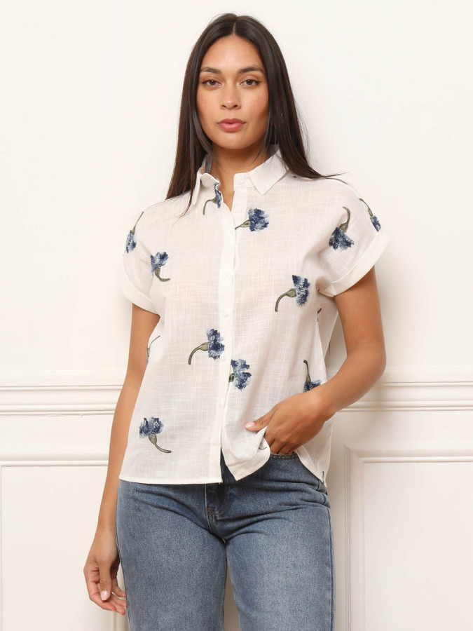 Chemise blanche texturée à fleurs brodées