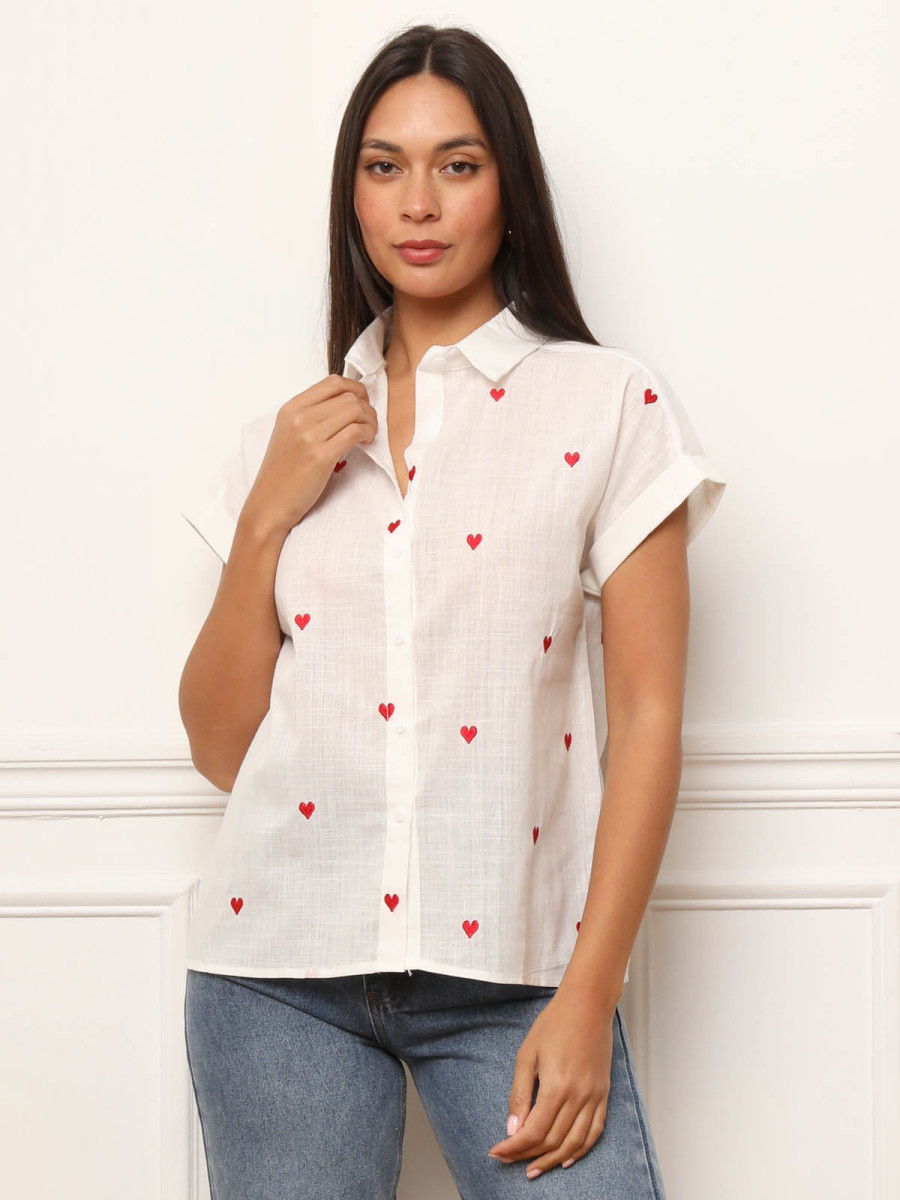 Chemise à broderies cœurs rouges