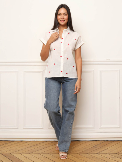 Chemise à broderies cœurs rouges