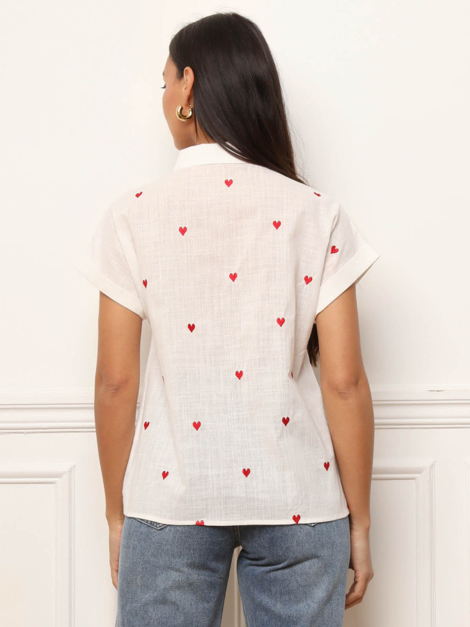Chemise à broderies cœurs rouges
