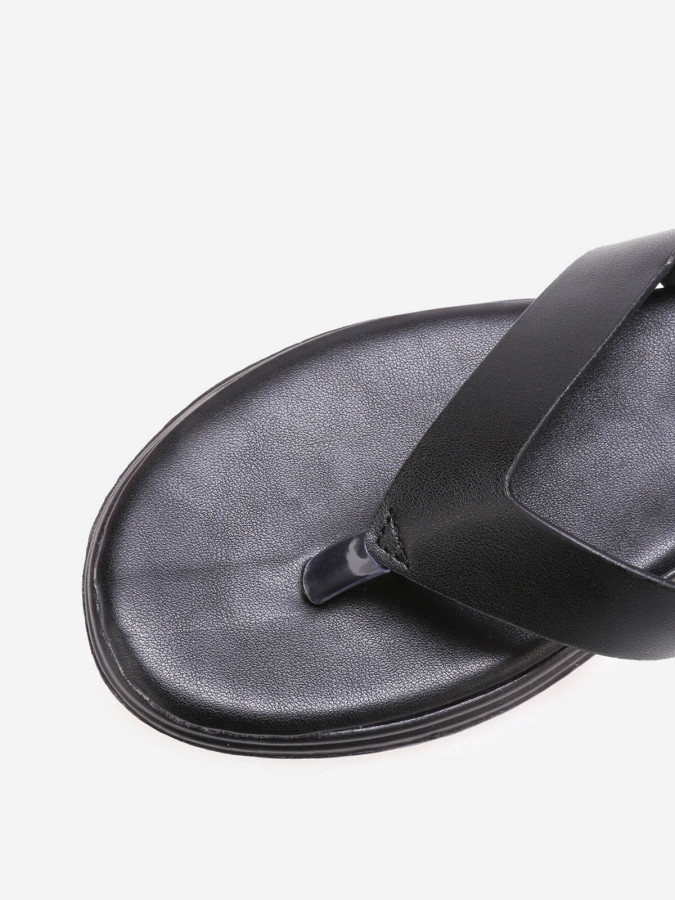 Tongs noires avec plateforme compensée