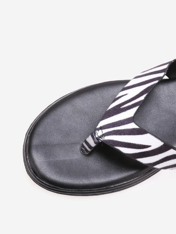 Tongs zébrées avec plateforme compensée