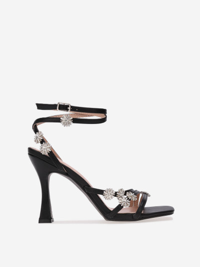 Sandales à talon noires avec brides à étoiles