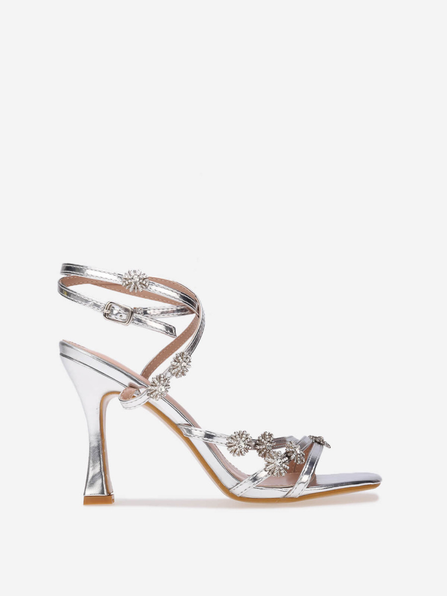 Sandales à talon argentées avec brides à étoiles