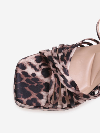 Sandales léopard à talon large et multibrides