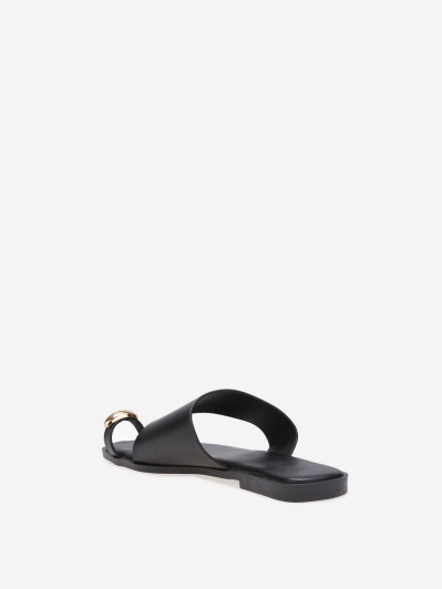 Mules asymétriques noires avec détail métallique