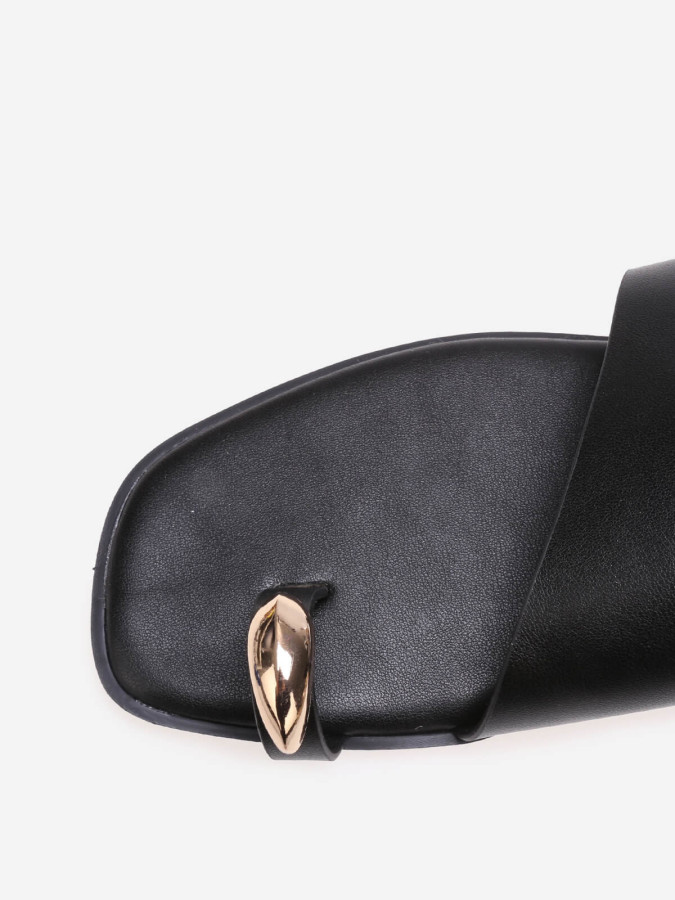 Mules asymétriques noires avec détail métallique