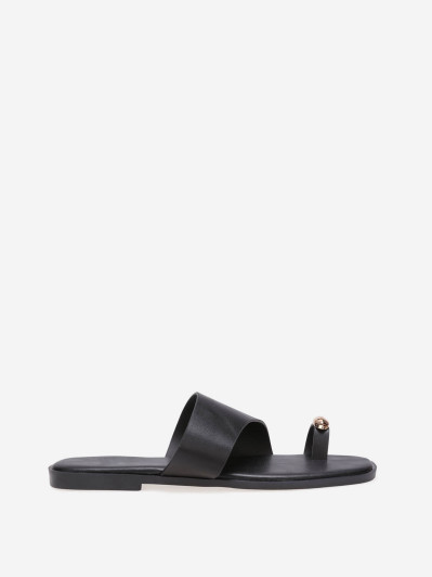 Mules asymétriques noires avec détail métallique