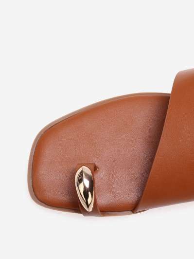 Mules asymétriques camel avec détail métallique