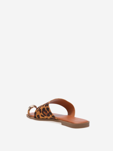 Mules asymétriques léopard avec détail métallique