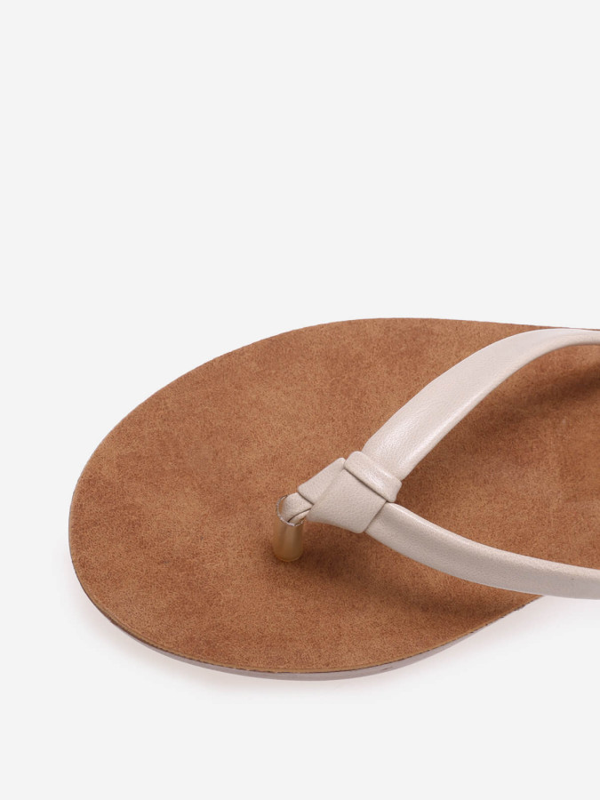 Tongs beiges en simili à petite plateforme