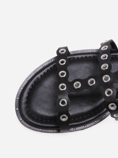 Sandales noires cloutées avec brides à œillets