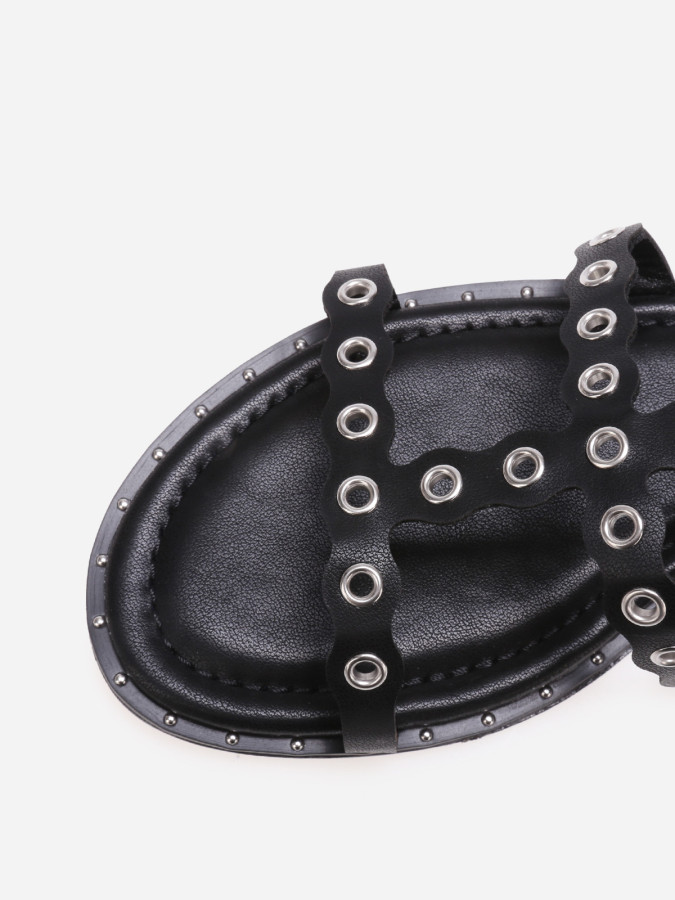Sandales noires cloutées avec brides à œillets