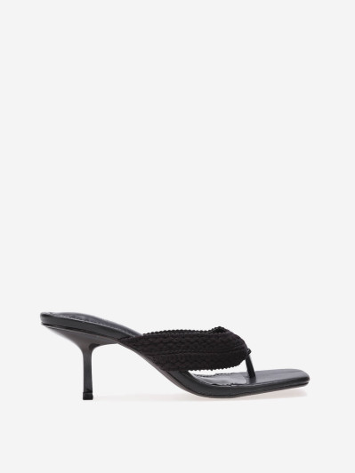 Tongs noires à petit talon et bride tressée