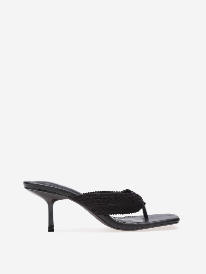 Tongs noires à petit talon et bride tressée