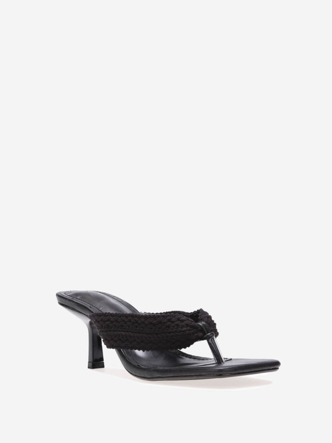 Tongs noires à petit talon et bride tressée