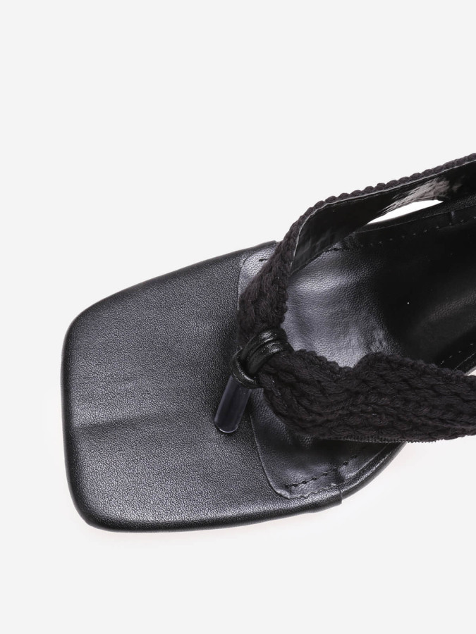 Tongs noires à petit talon et bride tressée