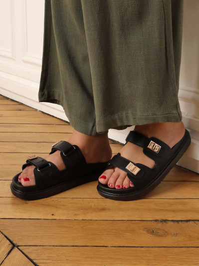 Mules noires en simili avec brides à scratch