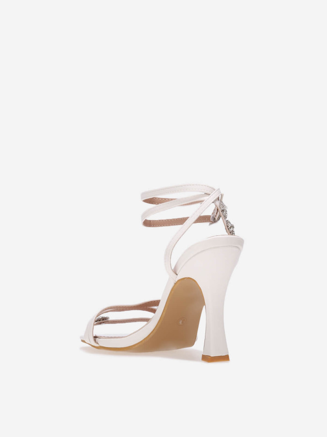 Sandales à talon blanches avec brides à étoiles