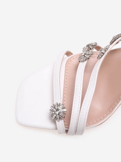 Sandales à talon blanches avec brides à étoiles