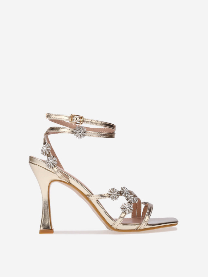 Sandales à talon dorées avec brides à étoiles